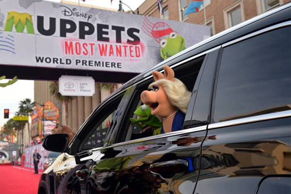 Miss Piggy and Kermit Red Carpet Muppets Most Wanted Premiere